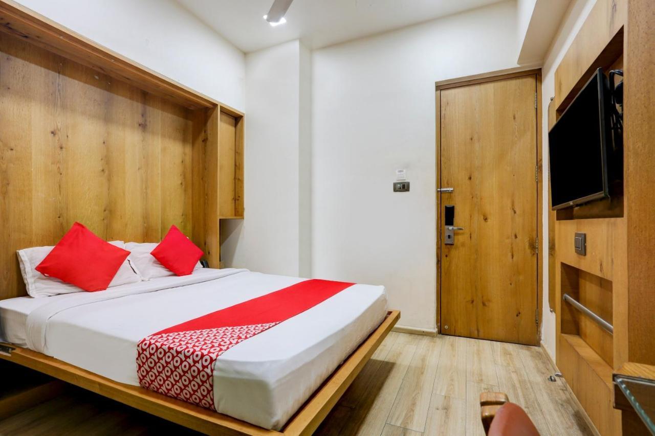 Oyo 81549 Hotel Elegance Nx Мумбаи Экстерьер фото