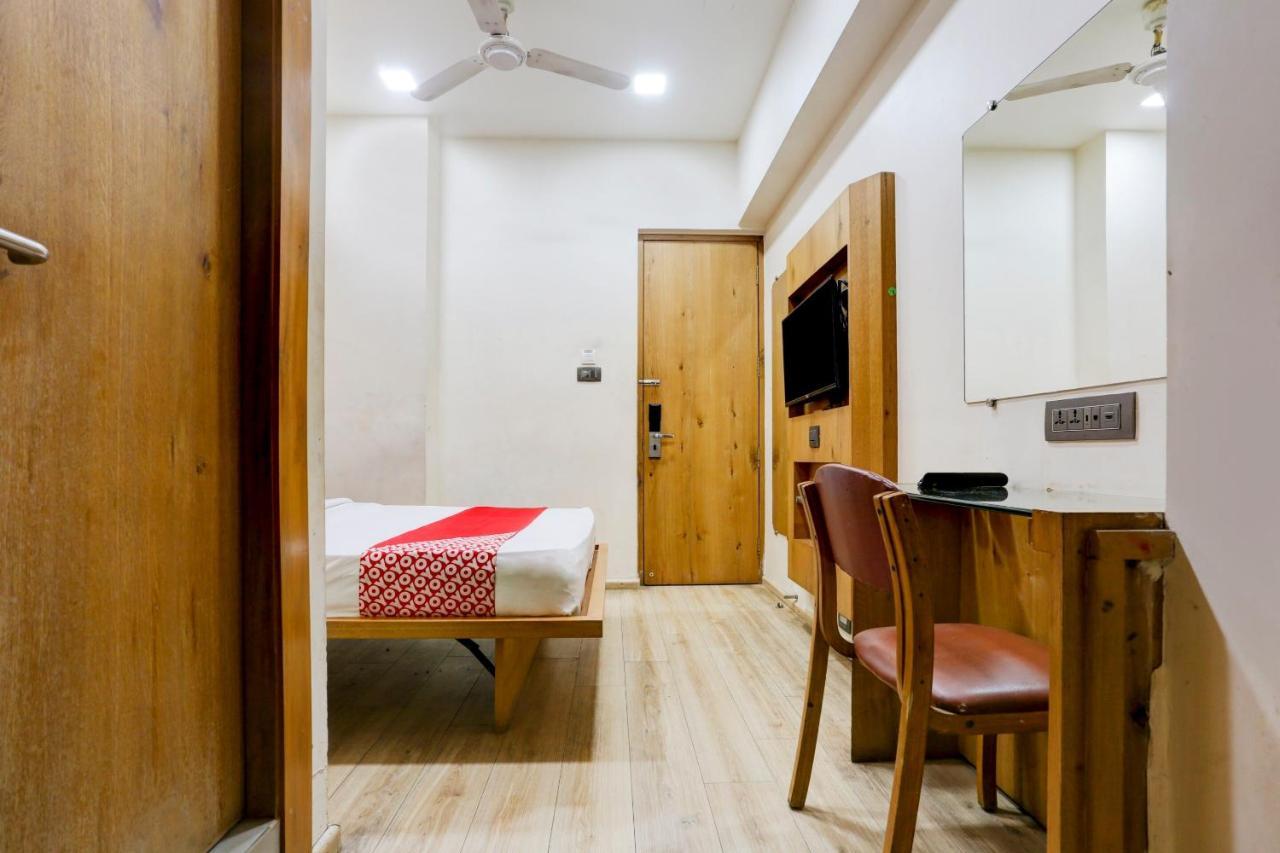 Oyo 81549 Hotel Elegance Nx Мумбаи Экстерьер фото