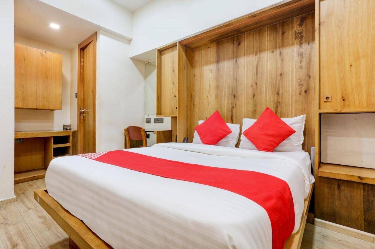 Oyo 81549 Hotel Elegance Nx Мумбаи Экстерьер фото