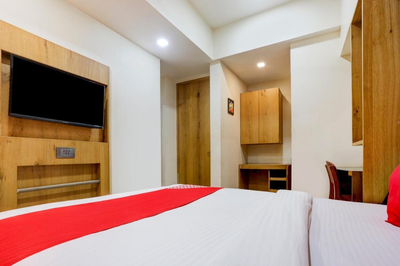 Oyo 81549 Hotel Elegance Nx Мумбаи Экстерьер фото